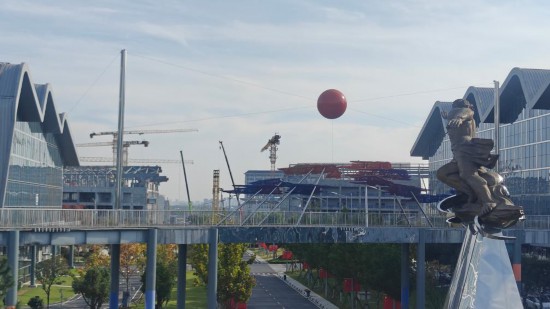 “夸父”園區的夸父雕像。（新華社記者陳諾 攝）