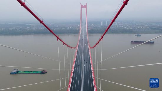 11月6日，車輛行駛在正式通車的銅陵長江三橋上（無人機照片）。新華社記者 張端 攝