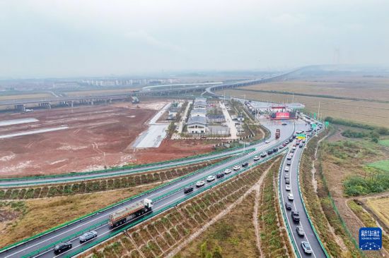 11月6日，車輛排隊準備通過銅陵長江三橋普濟圩收費站（無人機照片）。     新華社發（儲著傳攝）