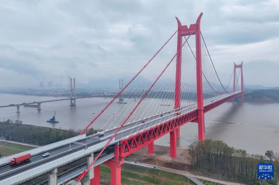 11月6日，車輛行駛在正式通車的銅陵長江三橋上（無人機照片）。     新華社發（儲著傳攝）