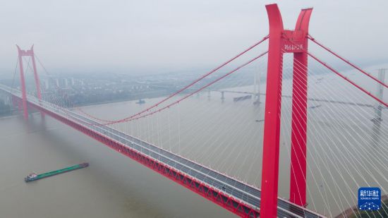 11月6日，車輛行駛在正式通車的銅陵長江三橋上（無人機照片）。新華社記者 張端 攝