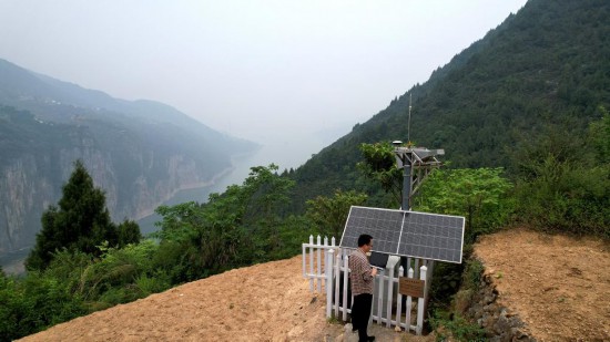 三峽危巖監測點的北斗監測系統。（新華社發）