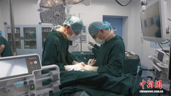 武漢同濟醫院專家團隊開展無管微創手術。(武漢同濟醫院供圖)