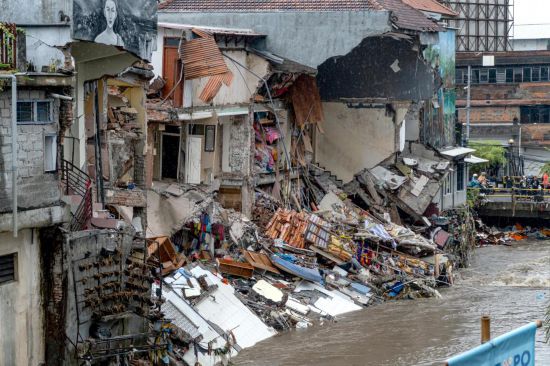 這是2025年9月10日在印度尼西亞巴厘島登巴薩拍攝的遭到破壞的建筑。新華社發（迪基攝）