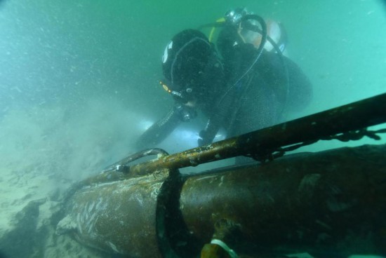 水下考古隊員在山東威海灣來遠艦遺址進行抽沙作業（資料照片）。新華社發