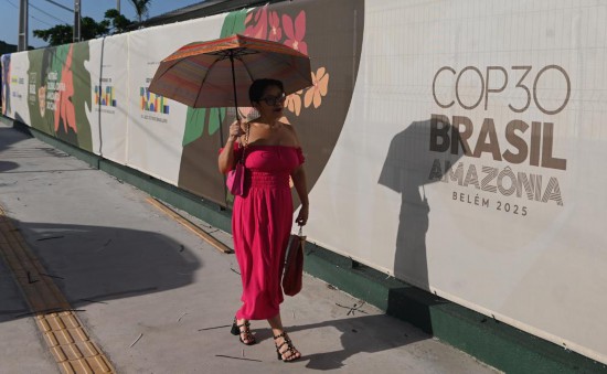 2025年11月4日，在巴西北部帕拉州貝倫市，一名女子從貝倫城市公園外《聯合國氣候變化框架公約》第三十次締約方大會（COP30）的標識前經過。新華社發（盧西奧·塔沃拉攝）
