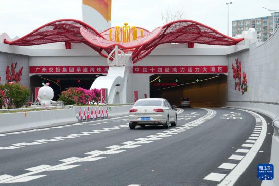 11月12日，車輛通過海珠灣隧道。新華社發（劉福昌 攝）