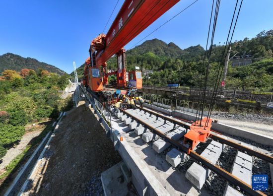 11月16日，工人在貴州甕馬鐵路南延伸線綠蔭湖2號中橋施工（無人機照片）。     新華社記者 楊文斌 攝