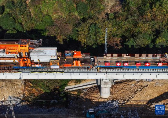 11月16日，工人在貴州甕馬鐵路南延伸線綠蔭湖2號中橋施工（無人機照片）。     新華社記者 楊文斌 攝