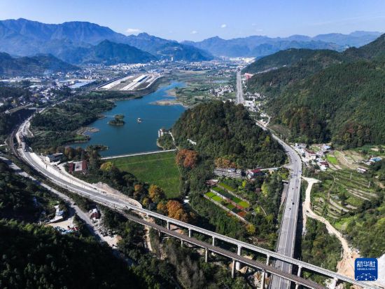 這是11月16日拍攝的貴州甕馬鐵路南延伸線（上）架梁鋪軌完成的綠蔭湖1號橋（無人機照片）。新華社記者 楊文斌 攝