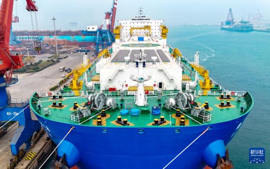 11月15日在中國船舶集團青島北海造船有限公司拍攝的“國信1號2-2”船（無人機照片）。新華社發（張進剛攝）