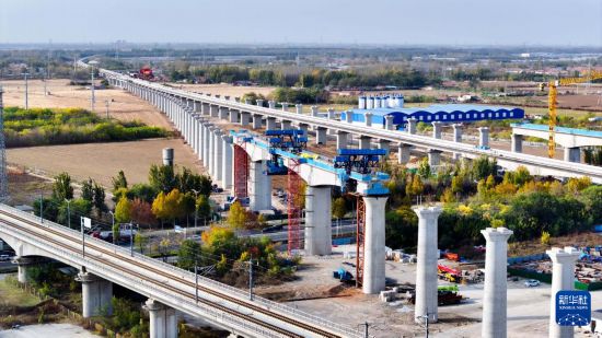  11月16日，由中鐵十局承建的濟（南）青（島）高鐵濰東上行聯絡線跨省道222連續梁完成合龍施工。       新華社記者 郭緒雷 攝