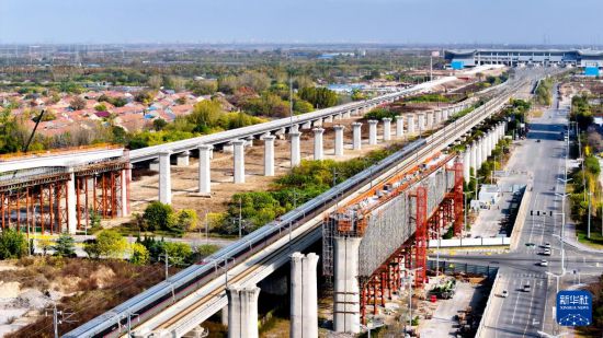 11月16日，由中鐵十局承建的濟（南）青（島）高鐵濰東上行聯絡線跨濰坊市藍天路連續梁完成合龍施工。       新華社記者 郭緒雷 攝