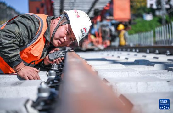 11月16日，工人在貴州甕馬鐵路南延伸線綠蔭湖2號中橋施工。     新華社記者 楊文斌 攝