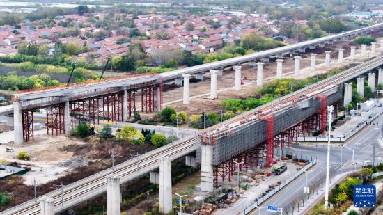   11月16日，由中鐵十局承建的濟（南）青（島）高鐵濰東上行聯絡線跨濰坊市藍天路連續梁完成合龍施工。新華社記者 郭緒雷 攝