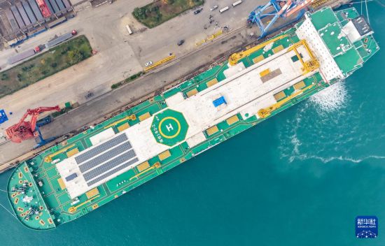 11月15日在中國船舶集團青島北海造船有限公司拍攝的“國信1號2-2”船（無人機照片）。     新華社發（張進剛攝）