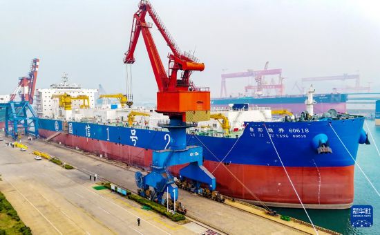 11月15日在中國船舶集團青島北海造船有限公司拍攝的“國信1號2-2”船（無人機照片）。     新華社發（張進剛攝）