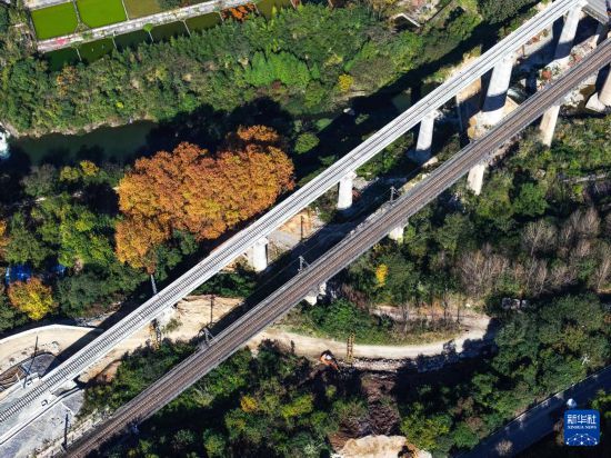 這是11月16日拍攝的貴州甕馬鐵路南延伸線（左）架梁鋪軌完成的綠蔭湖1號橋（無人機照片）。     新華社記者 楊文斌 攝