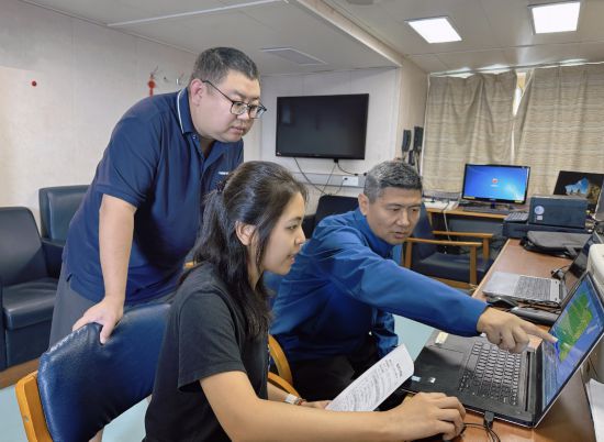 11月16日，“雪龍”號氣象預報組在“雪龍”號氣象預報中心，共同商討、研判海況。新華社記者顧天成 攝